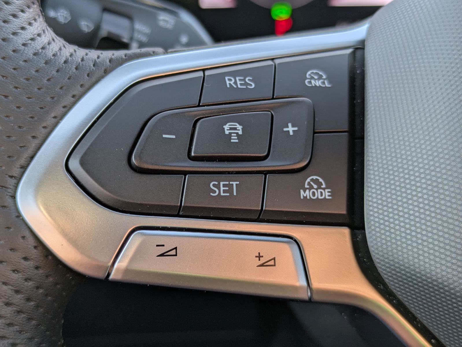 Fahrzeugabbildung Volkswagen Tiguan 2.0 TDI 4M R-Line PANO*H&K*AHK*MATRIX*20"