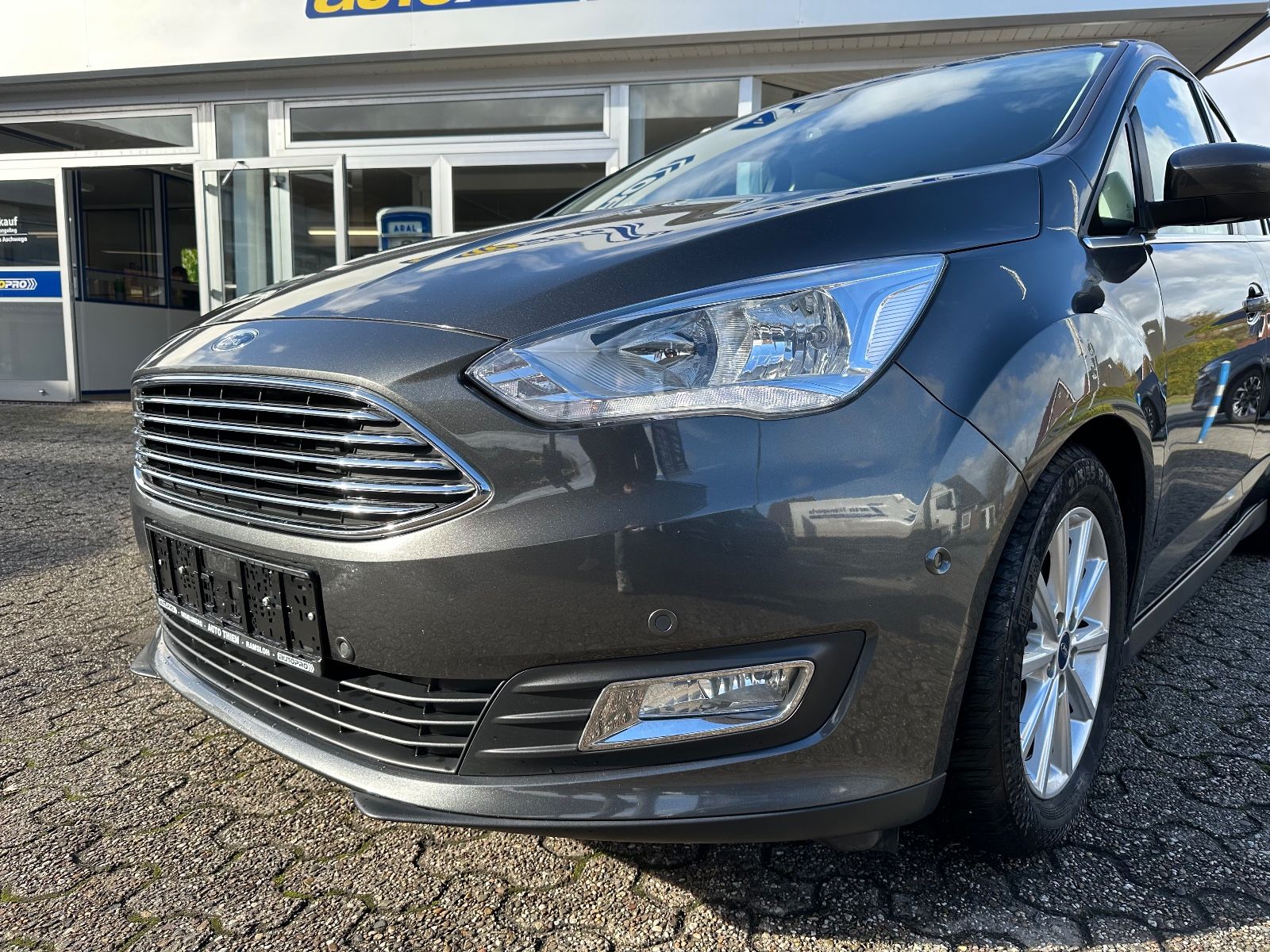 Fahrzeugabbildung Ford C-Max 1.0 EB Titanium Navi/SHZG/ParkPilot/GJR