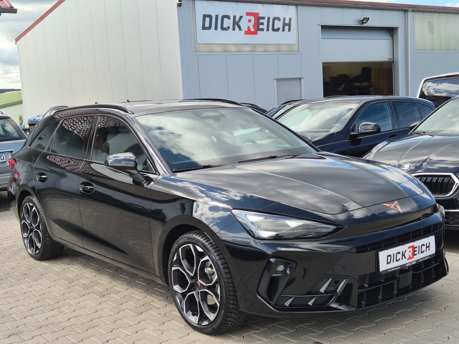 Fahrzeugabbildung CUPRA Leon 1.5 eTSI DSG PANO*AHK*DYNAMICA*EDGE*18" 5JG