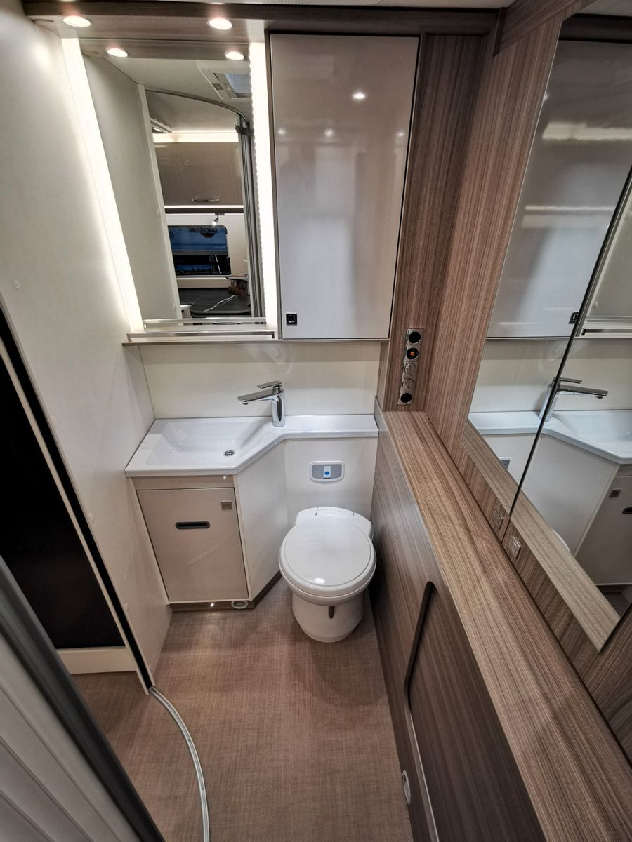 Fahrzeugabbildung Bürstner Lyseo Gallery TD 689 G SIE SPAREN  € 42.062!