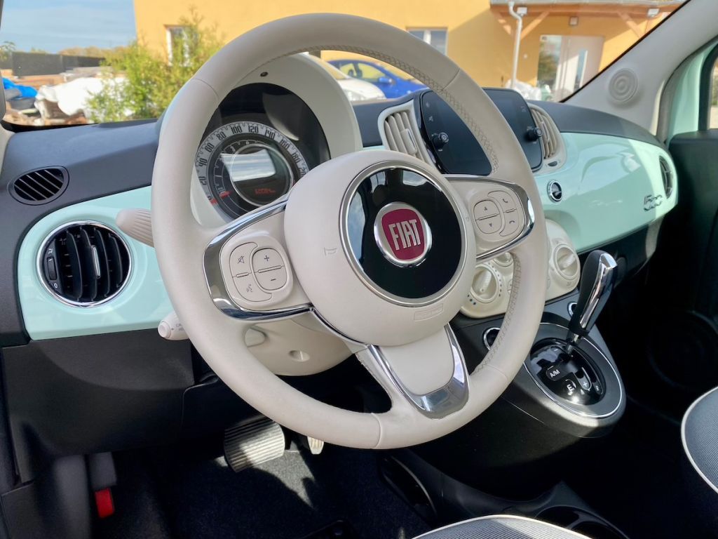 Fahrzeugabbildung Fiat 500 1.2 Dualogic Lounge HAGEL KLIMA CARPLAY PDC