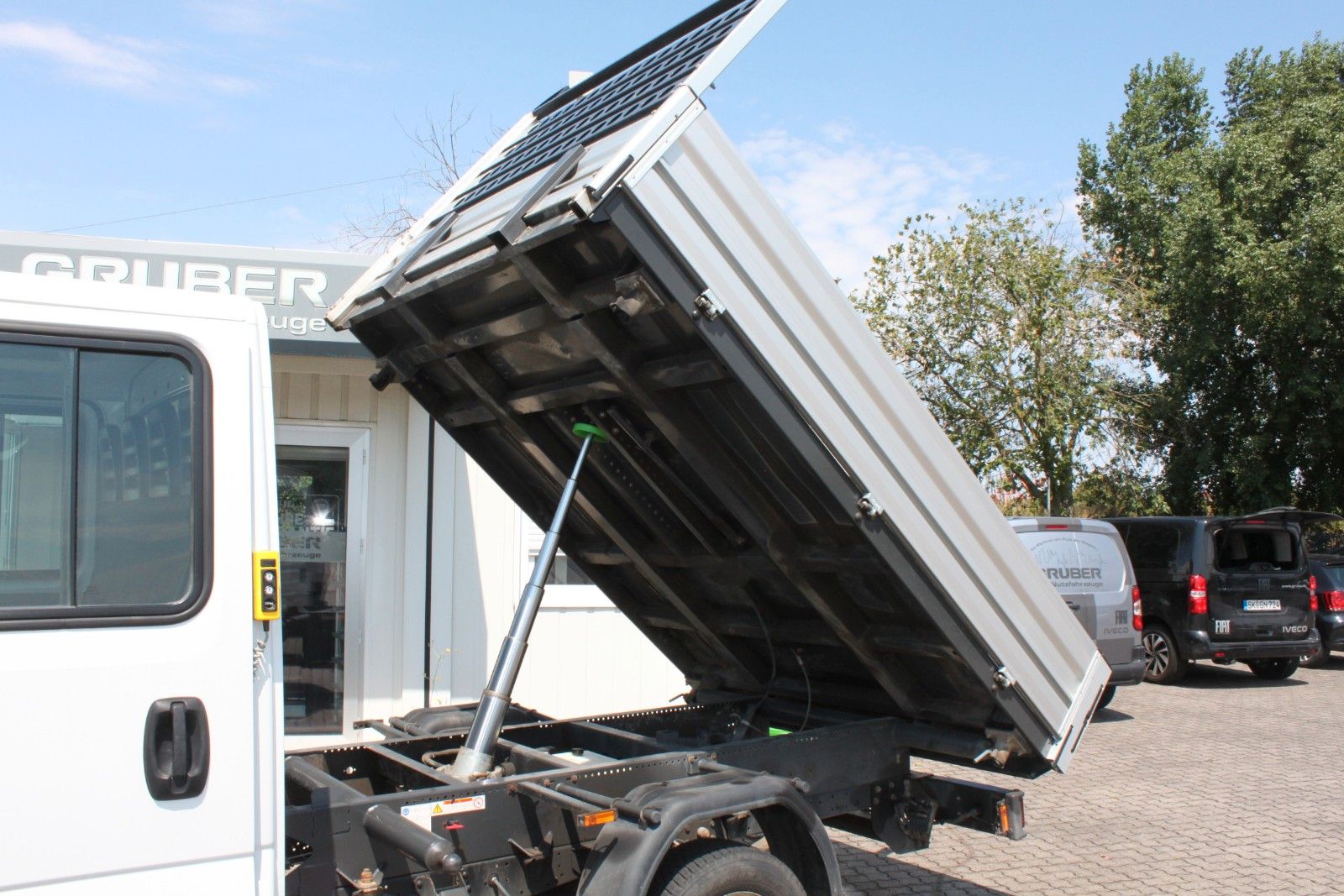 Fahrzeugabbildung Iveco Daily DoKa 35S14Kipper/Webasto