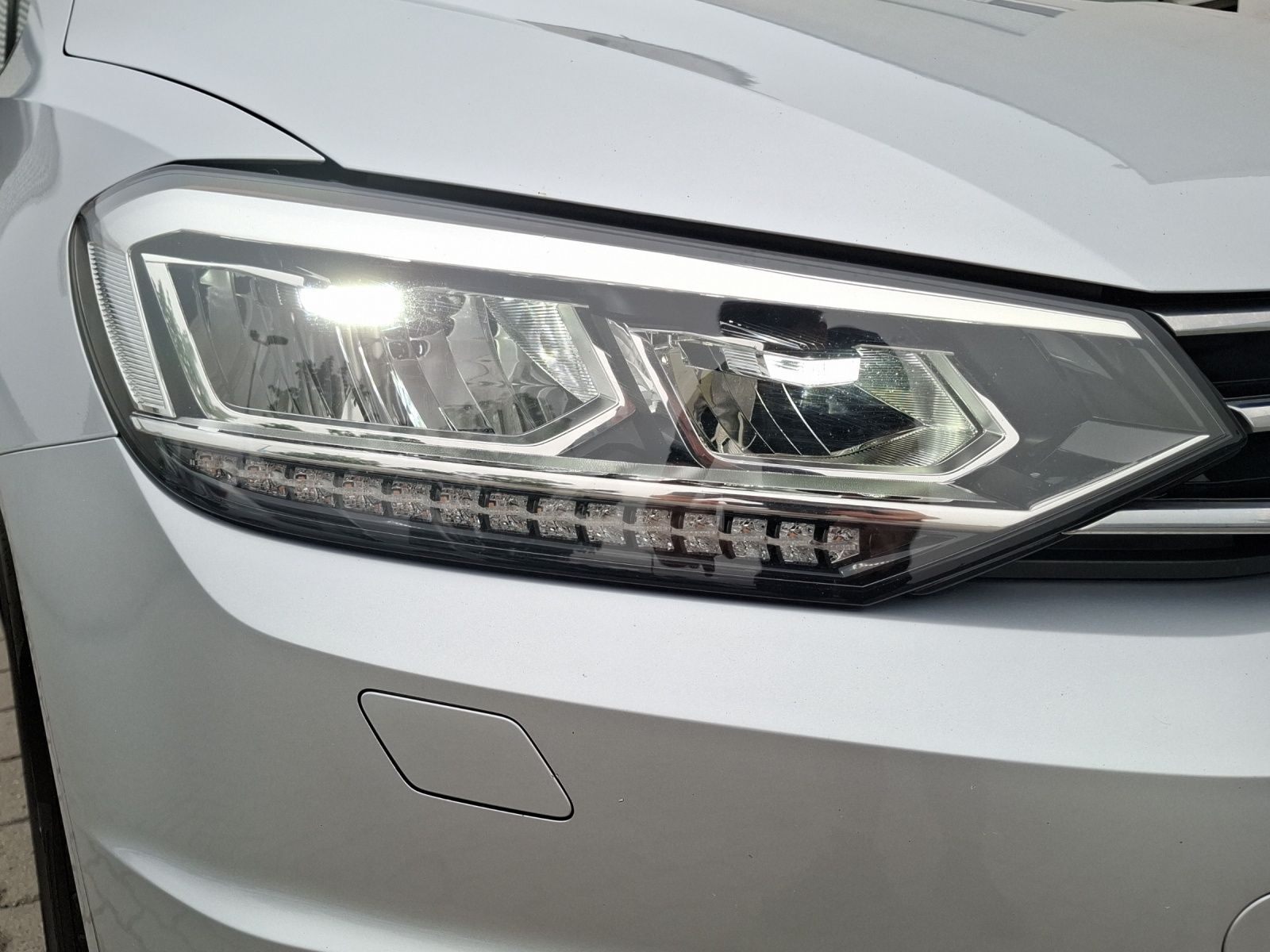 Fahrzeugabbildung Volkswagen Touran TSI Comfortline LED AHK Navi ACC RFK SH