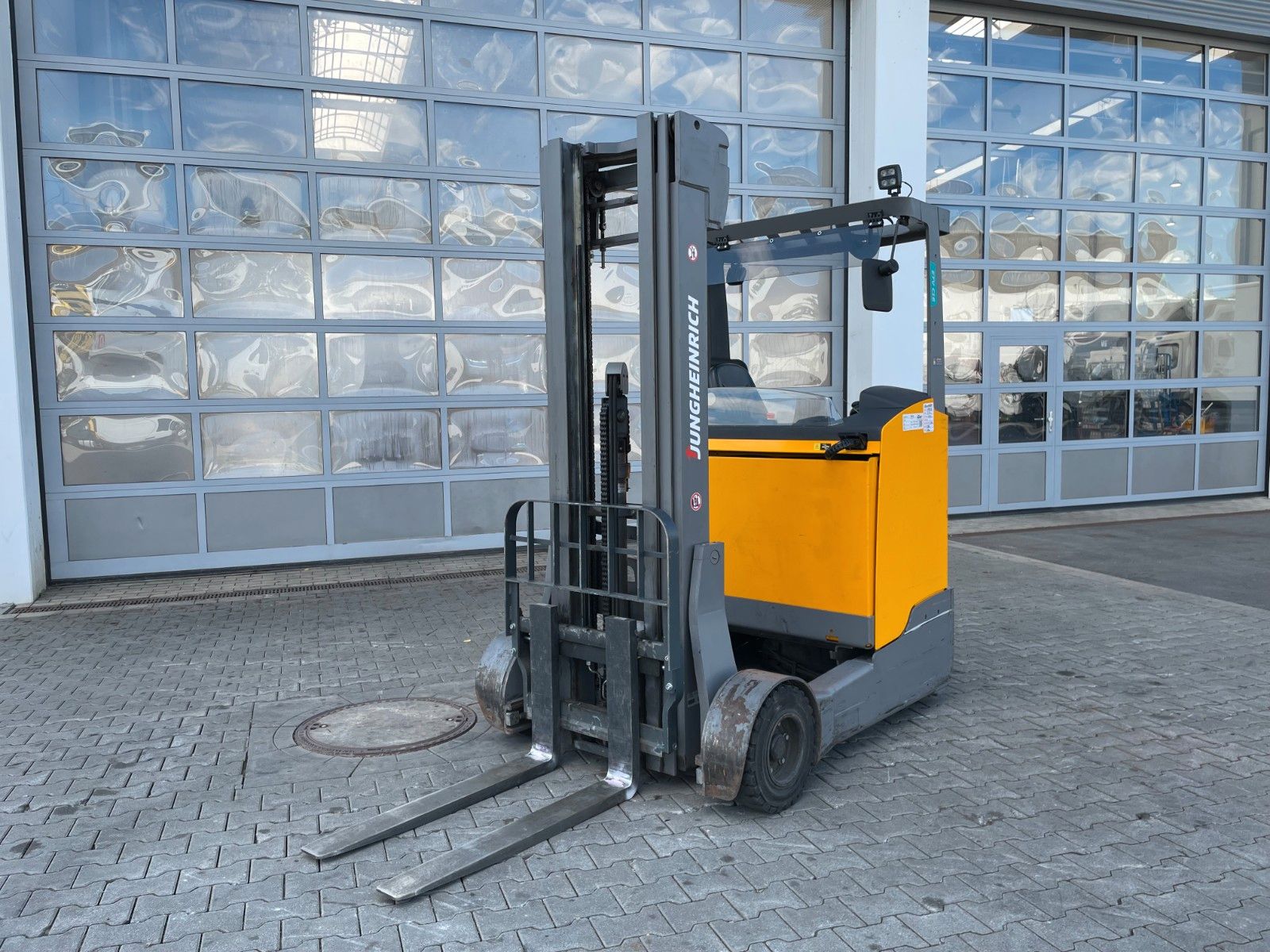 Fahrzeugabbildung Jungheinrich ETV C16 / Triplex 5.72m / SS / nur 3.022h / 2016
