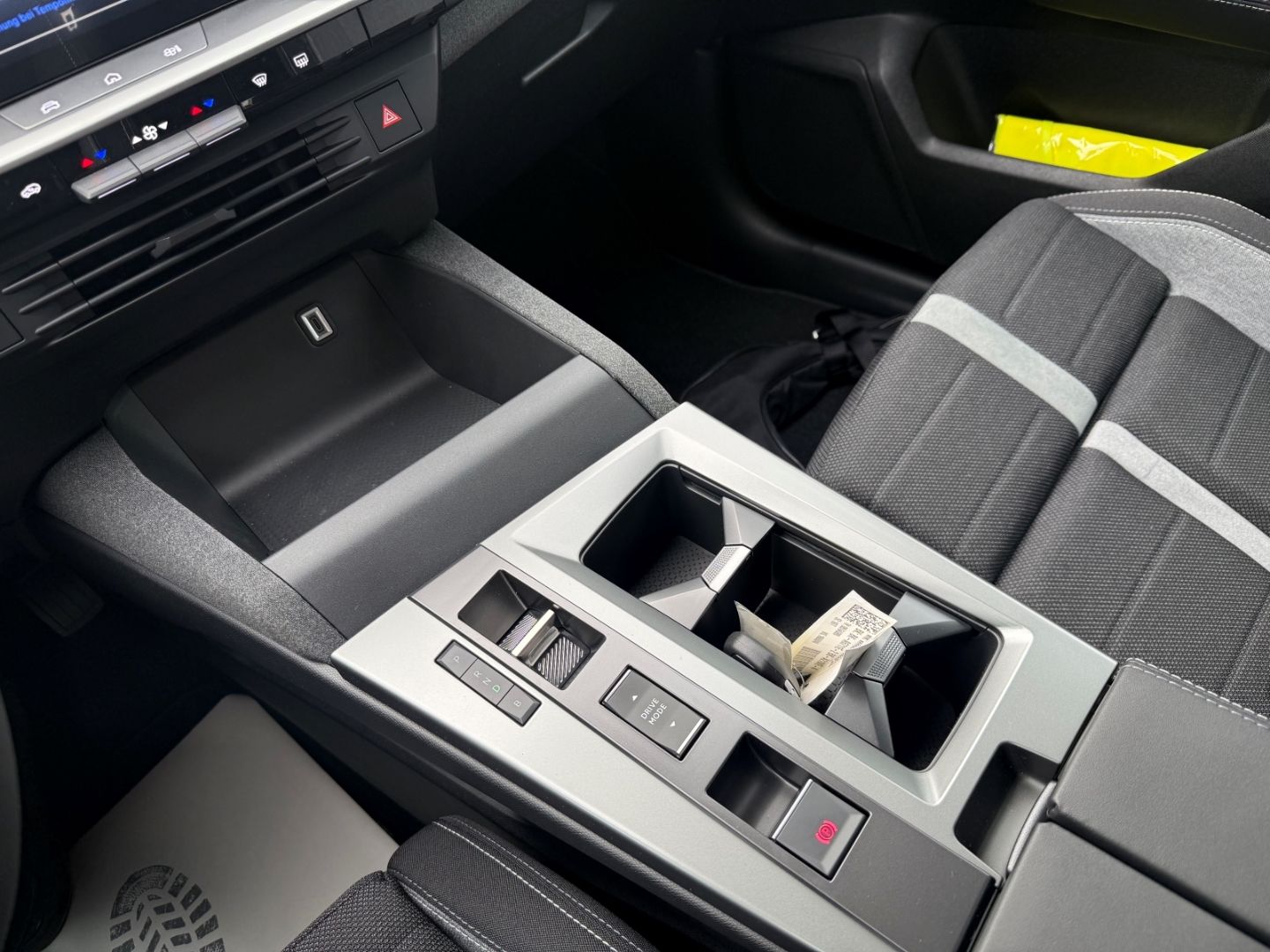Fahrzeugabbildung Opel Grandland 1.6 Plug-in-Hybrid mit AHK+Allwetter