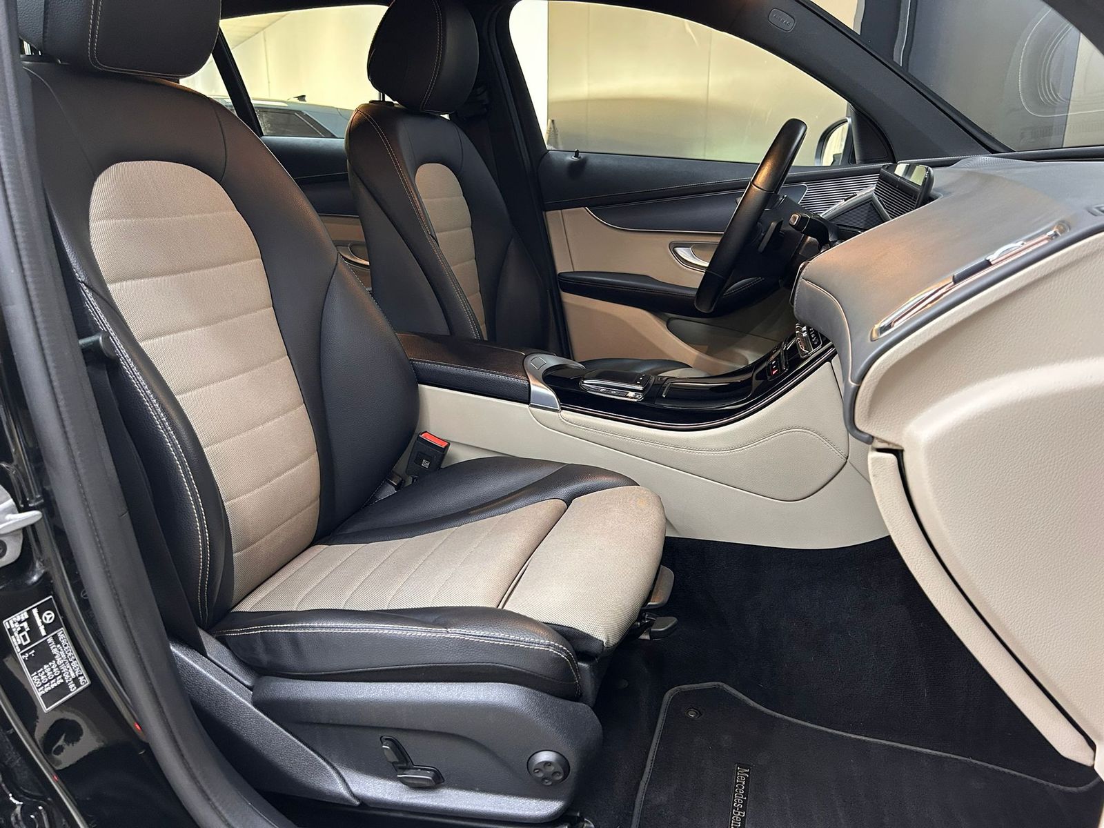 Fahrzeugabbildung Mercedes-Benz EQC 400 4M WIDES+MULTIB+HEAD+ACC+SHZ+AHK+WP+360+