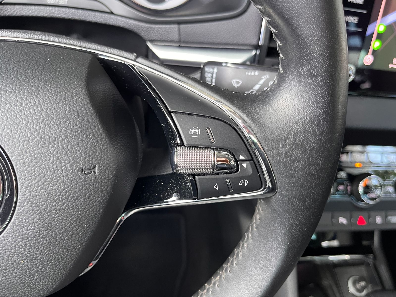 Fahrzeugabbildung SKODA Karoq Clever ACC RFK LED NAVI