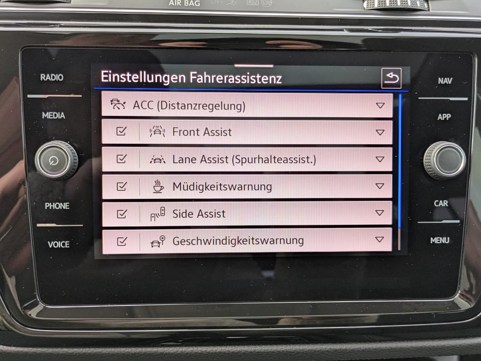 Fahrzeugabbildung Volkswagen Touran 2.0 DSG R-Line High. Pano 7-Si IQ.Dri AHK