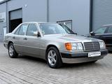 Mercedes-Benz E 200 124 LIMO/AUTOMATIK/SCHIEBEDACH/H-ZULASSUNG - gebrauchte Mercedes-Benz E 200 aus dem Jahr 1990