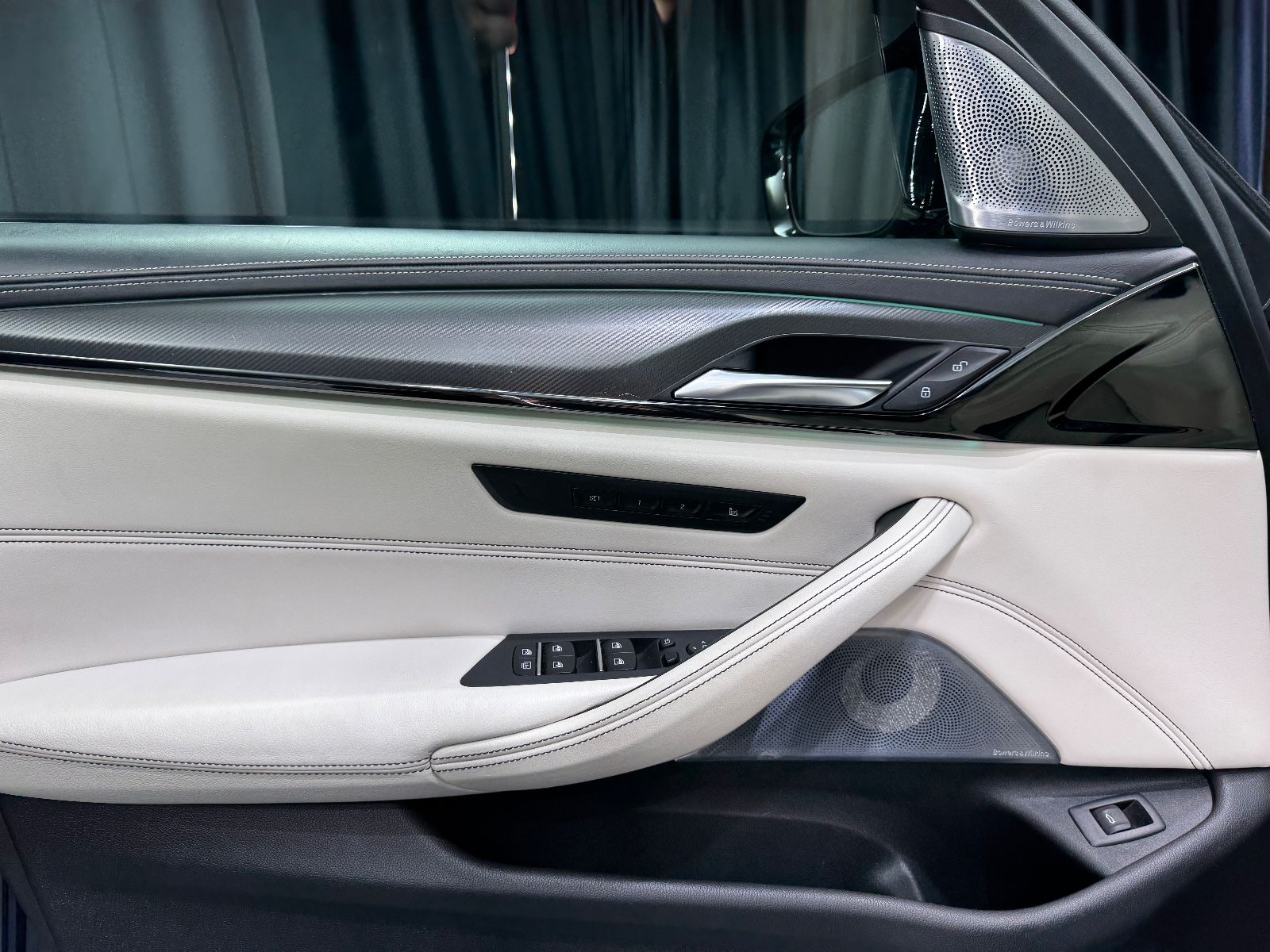 Fahrzeugabbildung BMW M5 LIM|BOWERS|TV|KERAMIK|INDIVIDUAL|VOLL