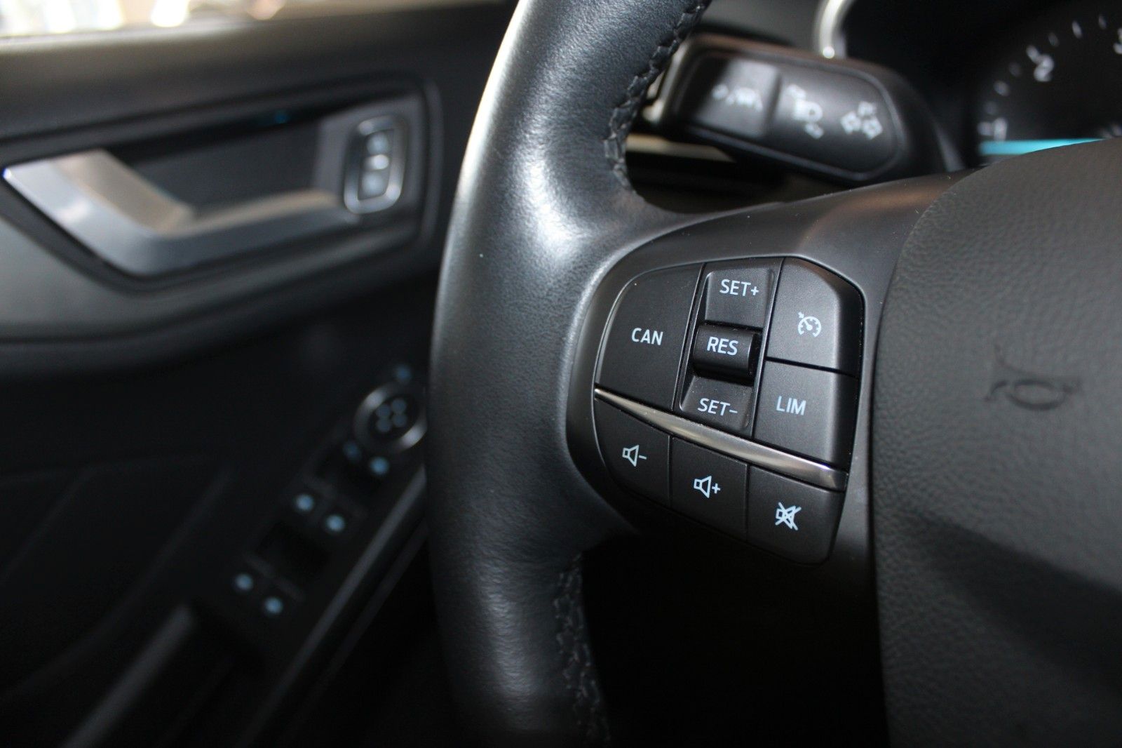 Fahrzeugabbildung Ford Focus Turnier Titanium LED CAM WinterPaket NAVI