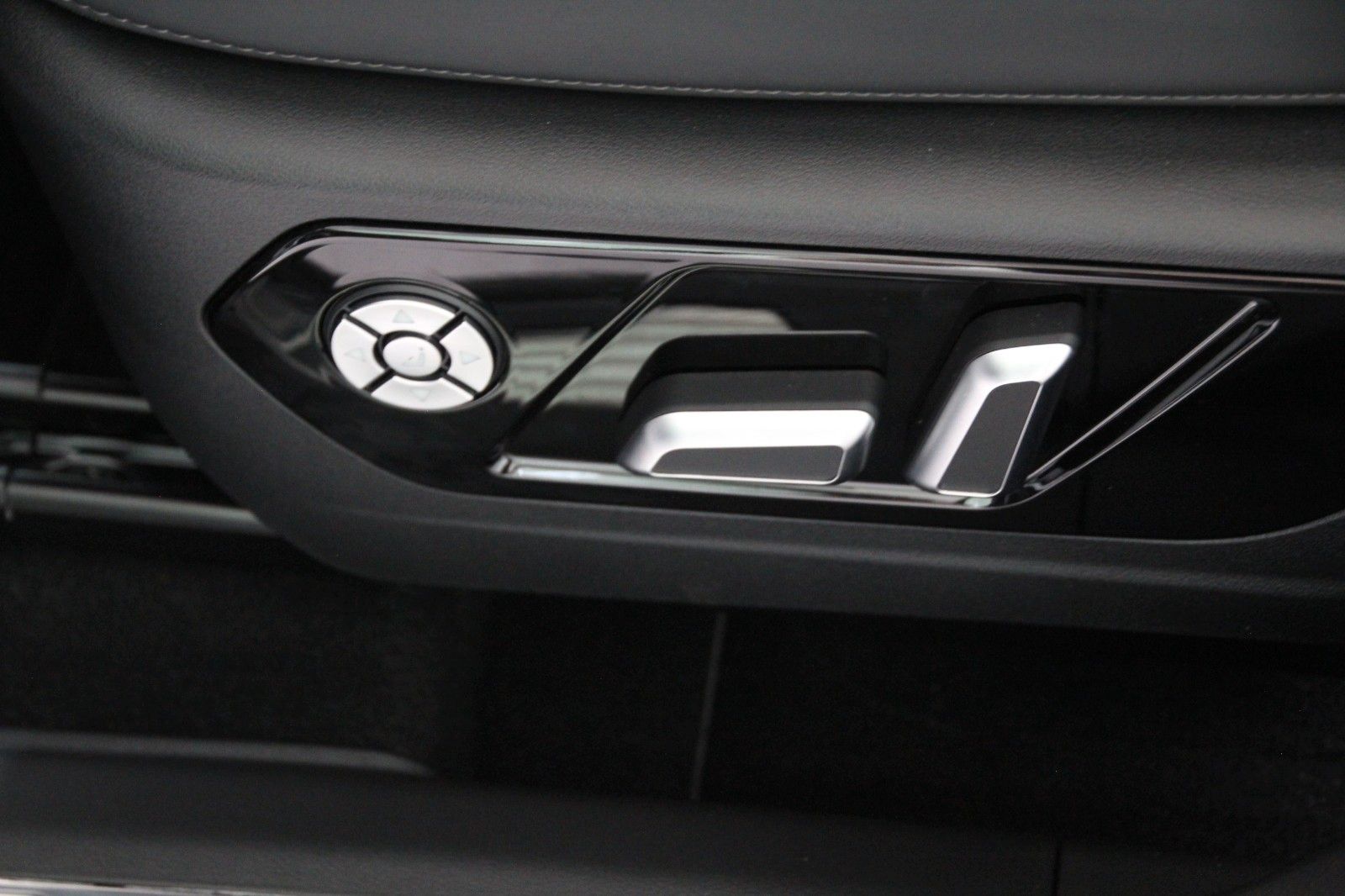 Fahrzeugabbildung GWM WEY03 LUXURY 4WD PHEV Pano, Sitzk., Winter