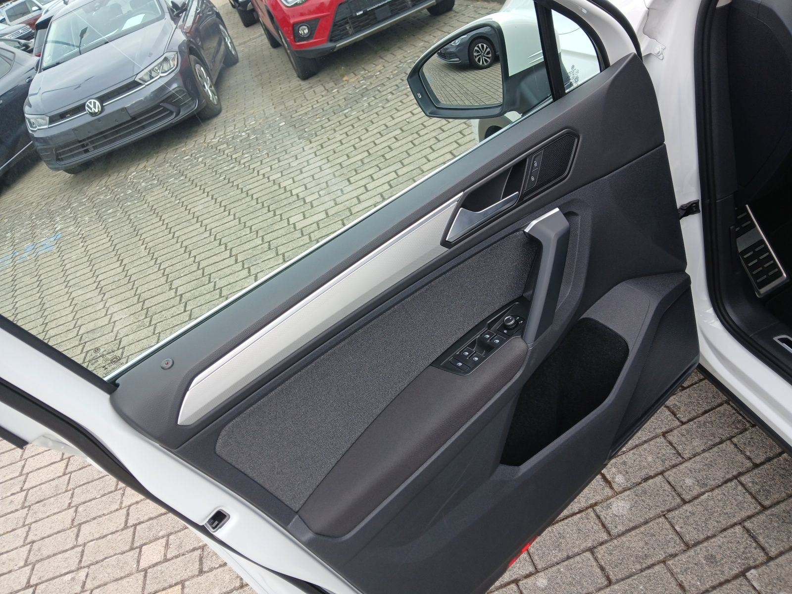 Fahrzeugabbildung Volkswagen Tiguan TSI Move DSG LED Navi ACC RFK SH LM