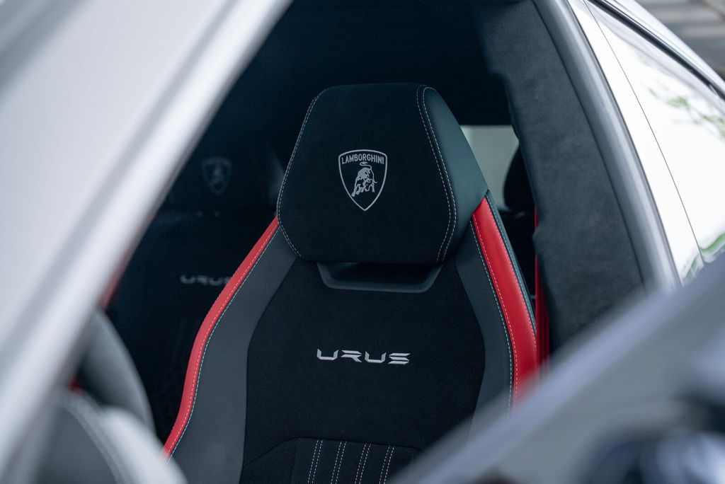 LAMBORGHINI Urus 2025
