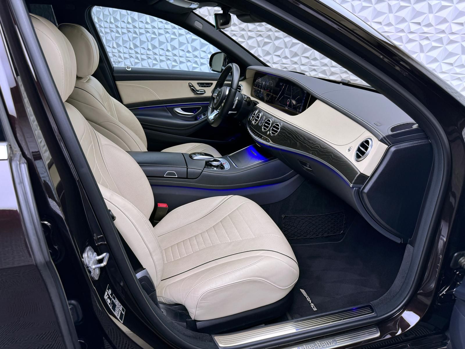 Fahrzeugabbildung Mercedes-Benz d AMG*4MATIC*LUFT*BURMESTER*STANDHEIZ*MASSAGE