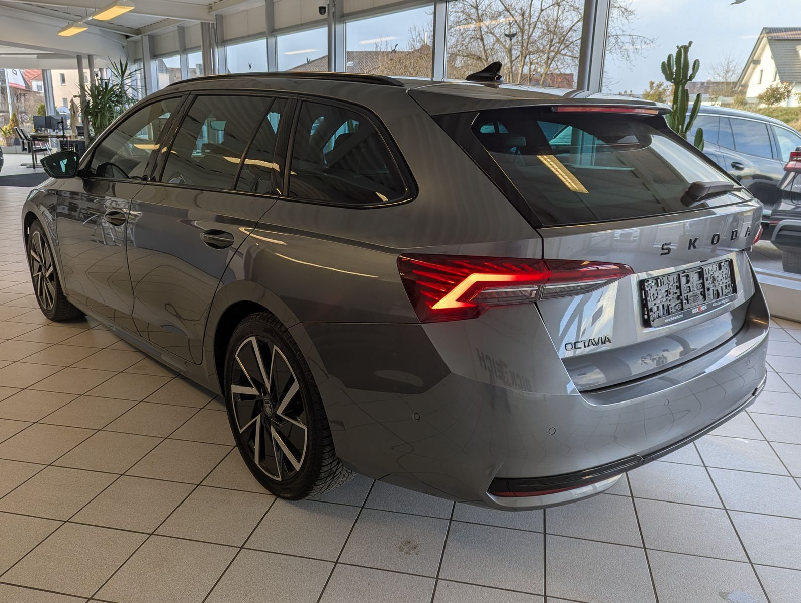 SKODA Octavia 2.0 TDI Sportline Matix Canton AHK 5J-Ga - Image 5