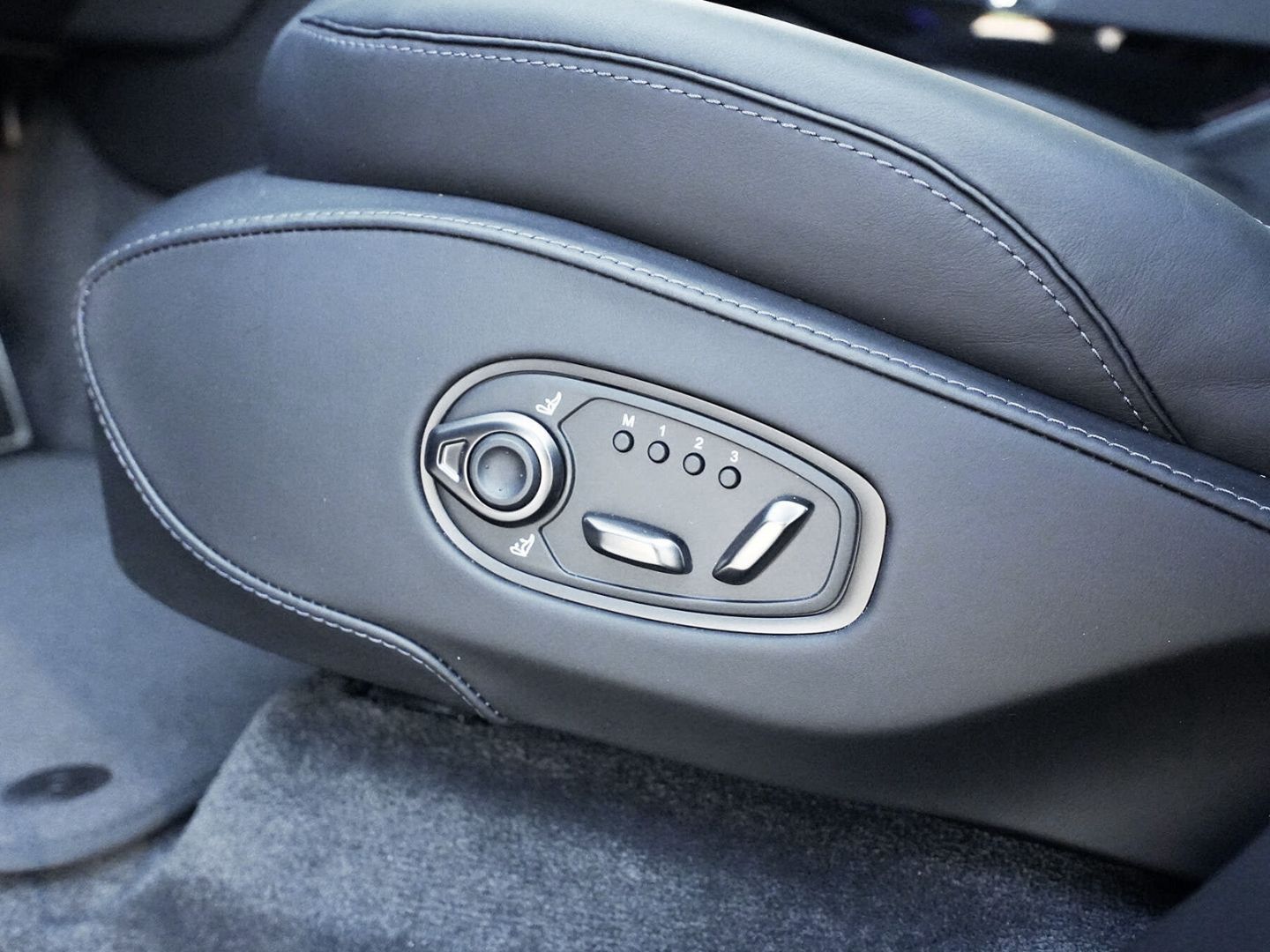 Aston Martin DBX 707 Titanium Grey / Onyx Black foto 23