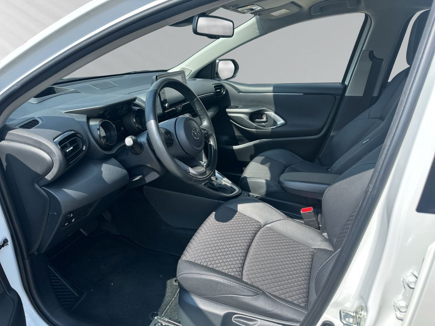 Fahrzeugabbildung Mazda 2 Hybrid Select 1.5 HUD +Digitales Cockpit+LED+A
