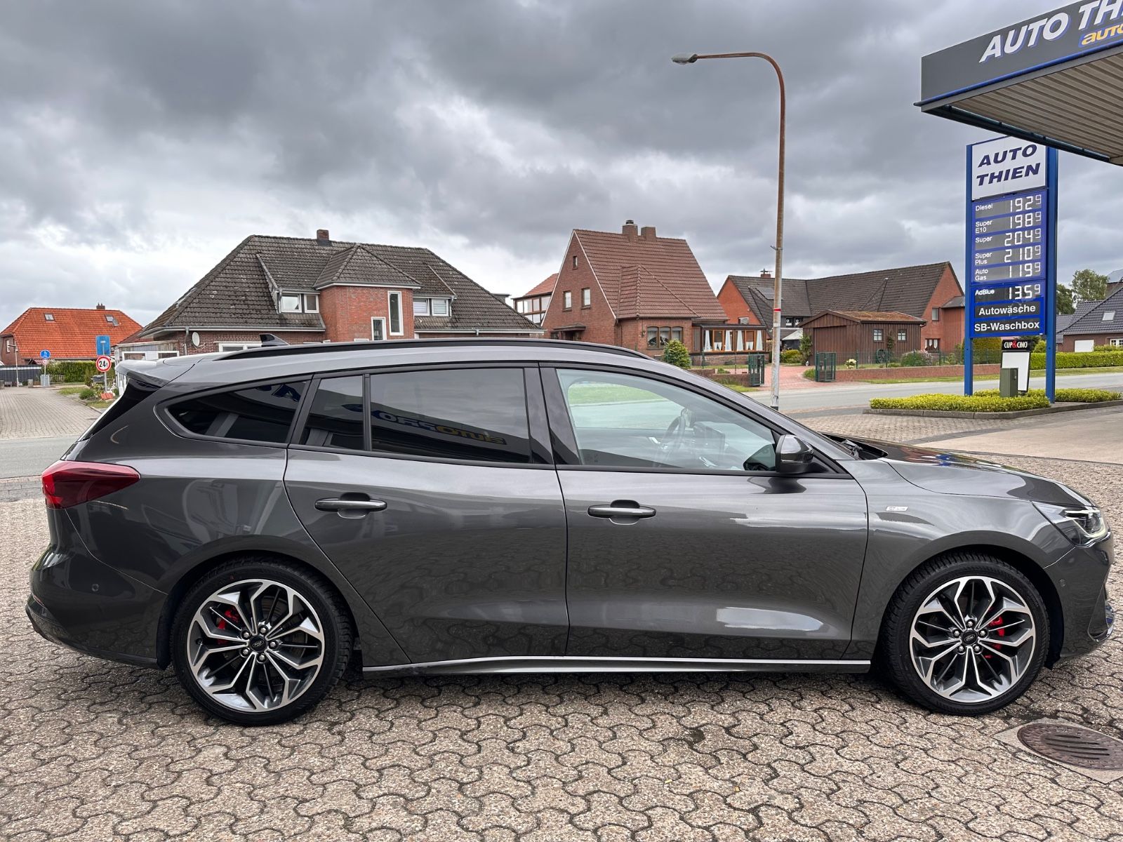 Fahrzeugabbildung Ford Focus Turnier ST-Line X 1.0 Pano/ACC/Matrix/Navi