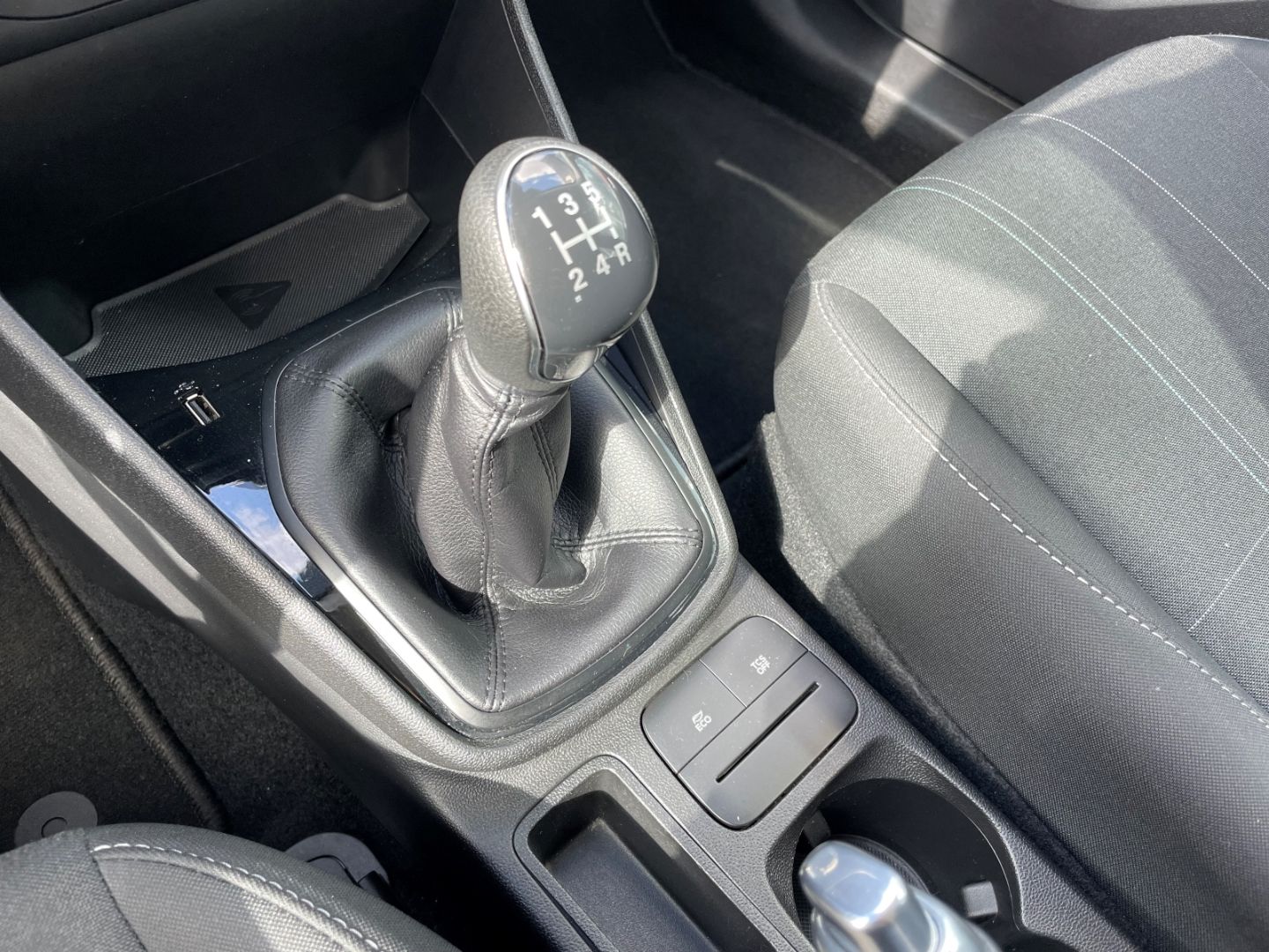 Fahrzeugabbildung Ford Fiesta Spurhalteass PDC SHZ Tempomat Bluetooth