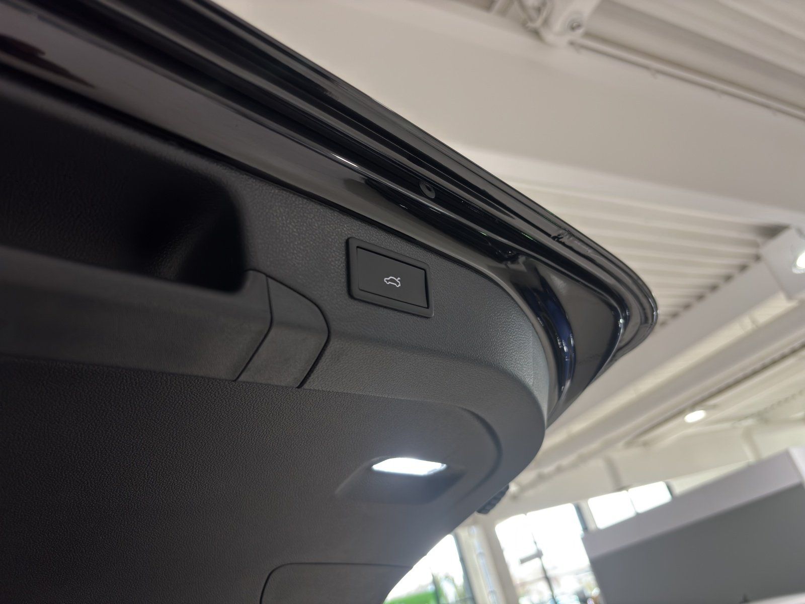Fahrzeugabbildung SKODA Superb Combi L&K 2,0 TDI 142 kW DSG 4x4 Voll