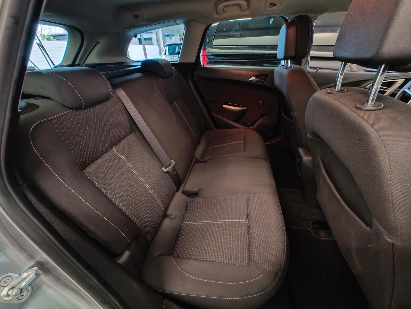Opel Astra 2011 — photo 8