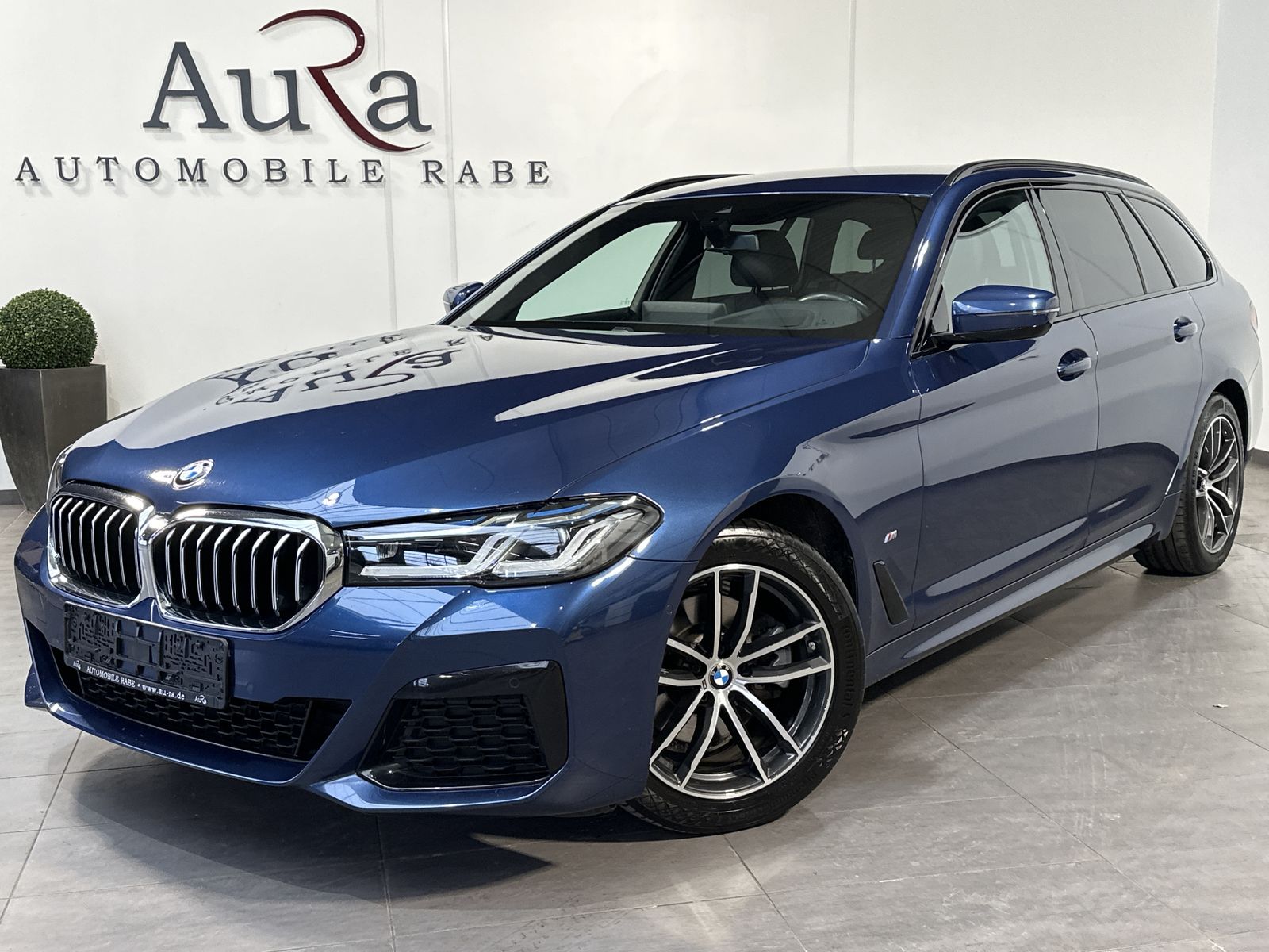 Fahrzeugabbildung BMW 520d Touring xDrive M-Sport NAV+LASER+AHK+HEADUP