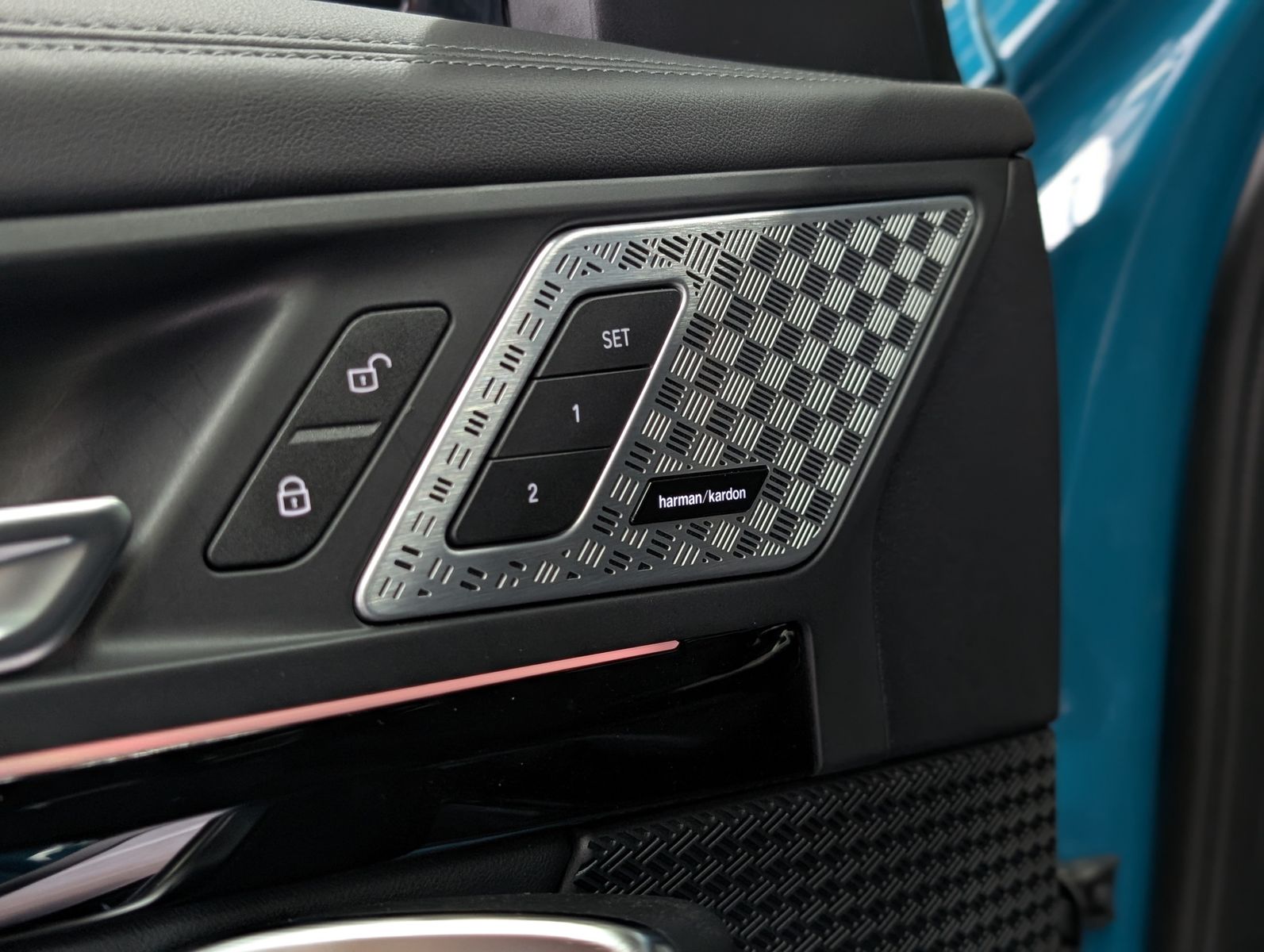 Fahrzeugabbildung BMW X1 20i M Sport Shadow H&K AHK PANO HUD 360° 20"