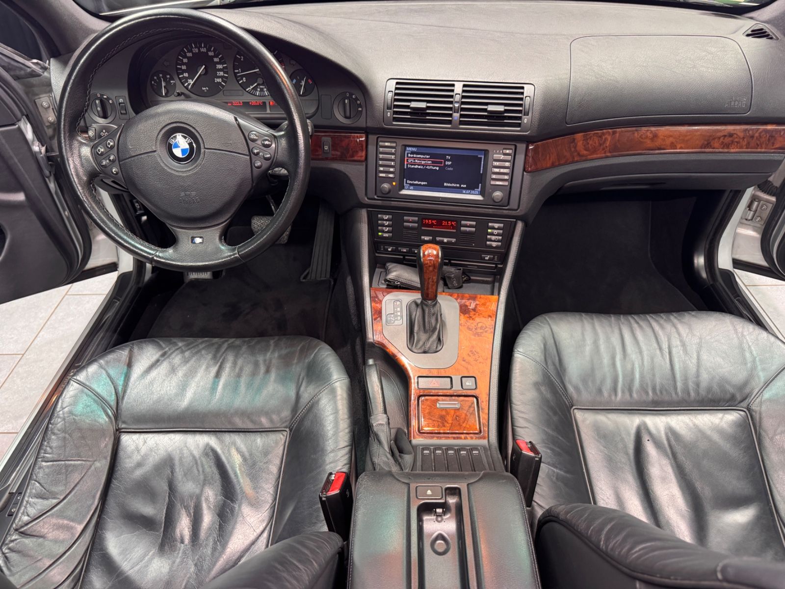 Fahrzeugabbildung BMW 540i LIM|AUTOMATIK|16:9 NAVI|LEDER|DOPPELVERGLAS