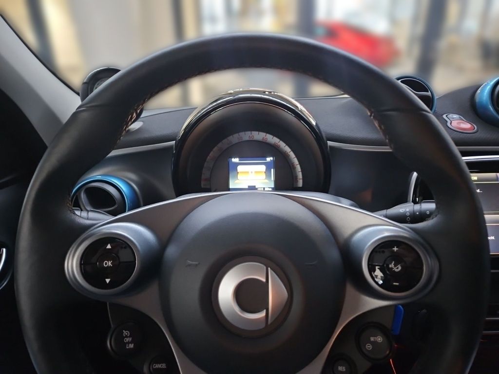 Fahrzeugabbildung Smart EQ forfour Pano LED LM Sitzhzg. DAB Navi Kamera