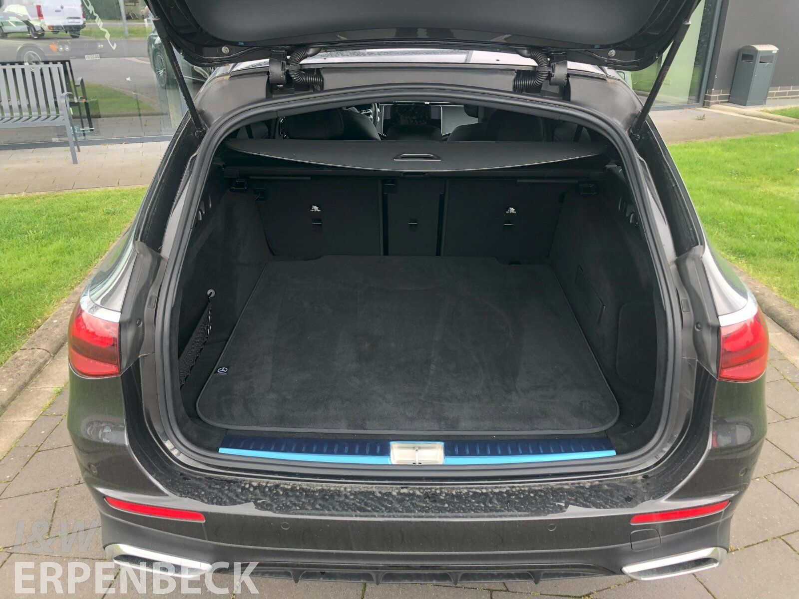 Fahrzeugabbildung Mercedes-Benz E 220 d T AMG Panorama AHK Memory Distronic FAP