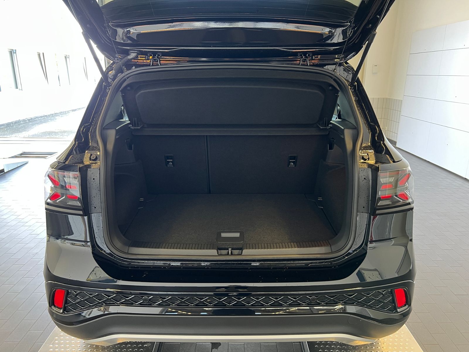 Fahrzeugabbildung Volkswagen T-Cross R-Line 1.5 TSI DSG *AHK,IQ.LIGHT,ACC,App