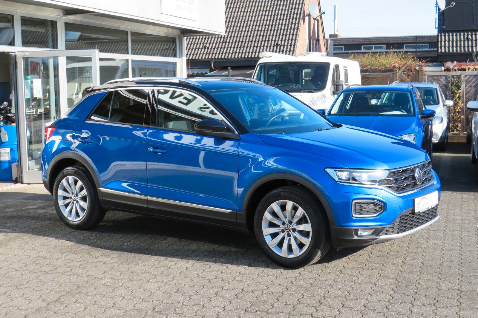 Fahrzeugabbildung Volkswagen T-Roc SPORT PANO AHK LED NAVI ACC PDC SITZH. 1.H