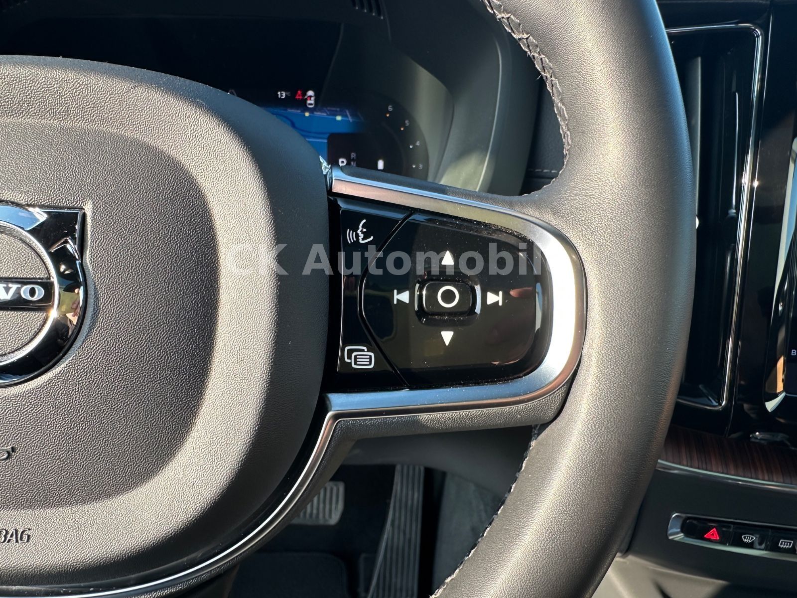 Fahrzeugabbildung Volvo XC60 B5 UltimateBright AWD/Head-Up/Pano/360°/AHK