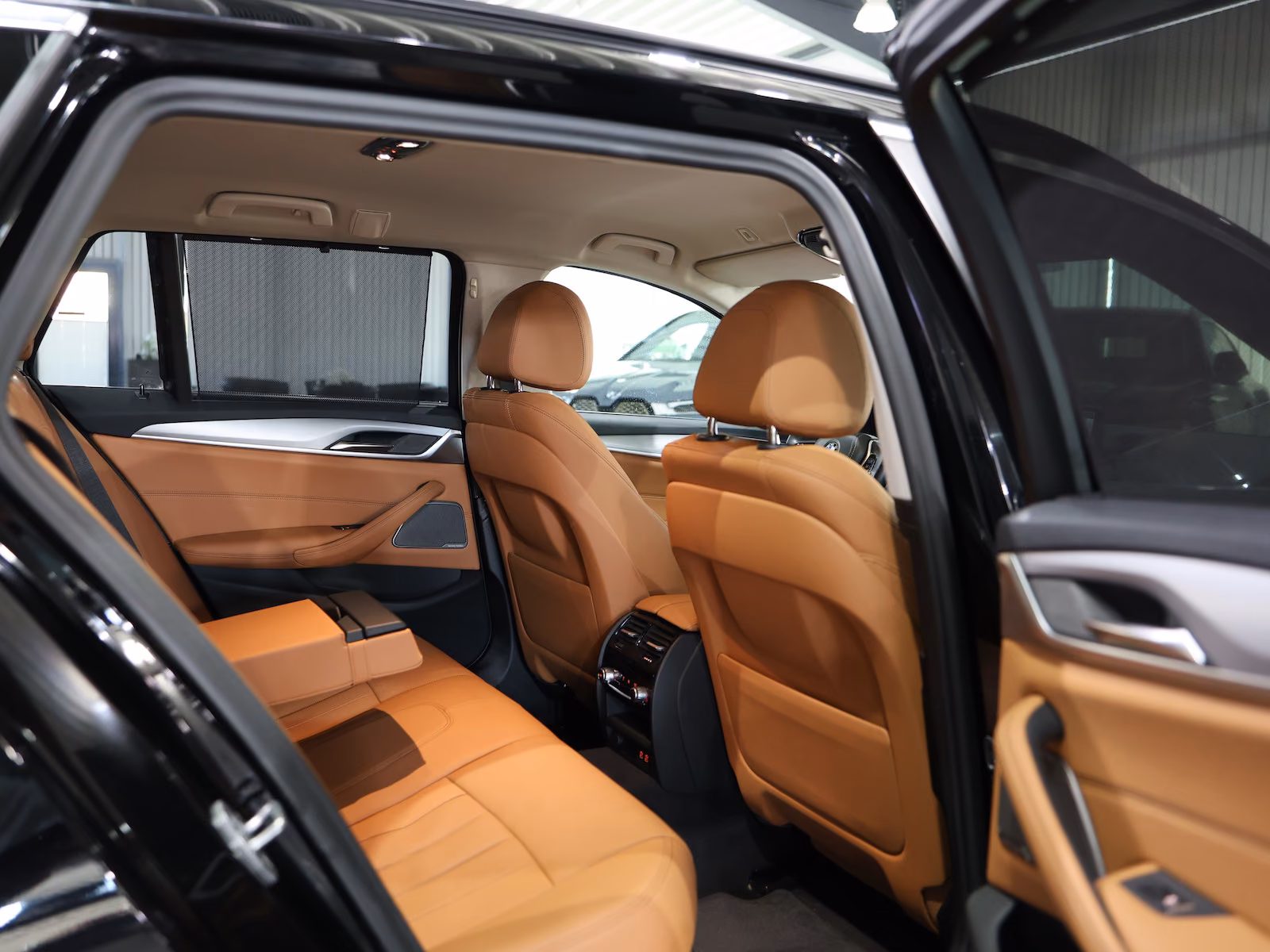 BMW 520i Touring BUSINESS BLACK & BROWN / H/K / LED
