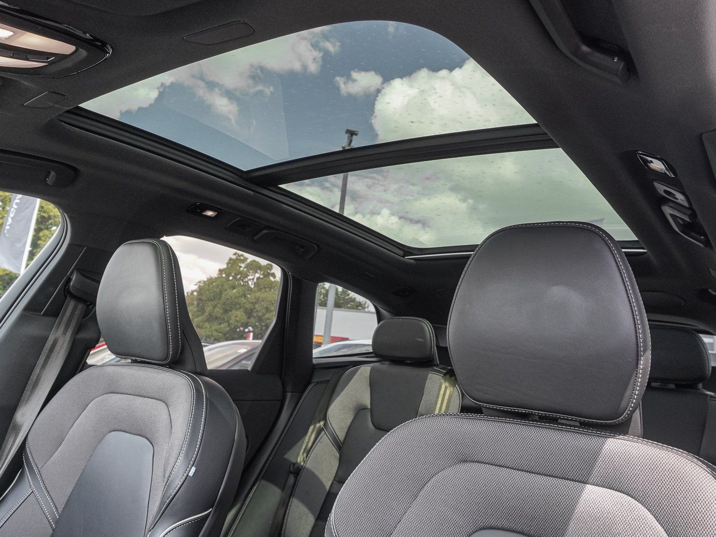 Volvo XC60 T6 AWD R-Design Plug-in Hybrid PANO HUD 360 foto 8