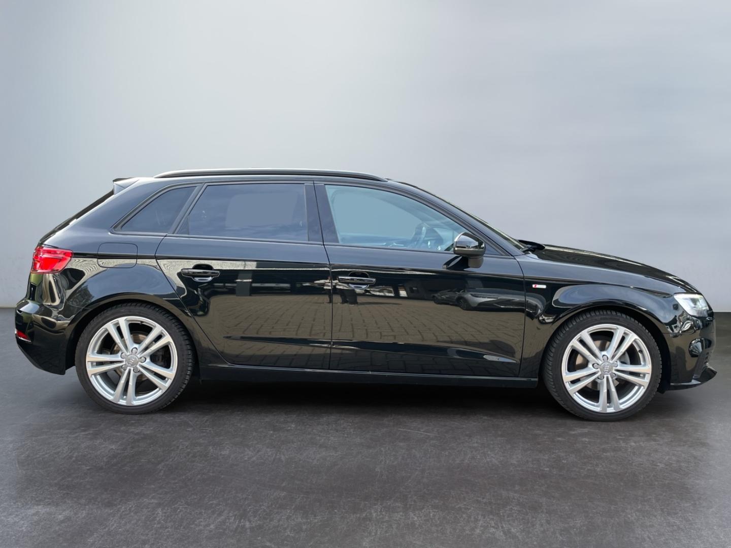 Audi A3 Sportback 35 TFSI S-line *Optik*AHK*SHZ*Navi*