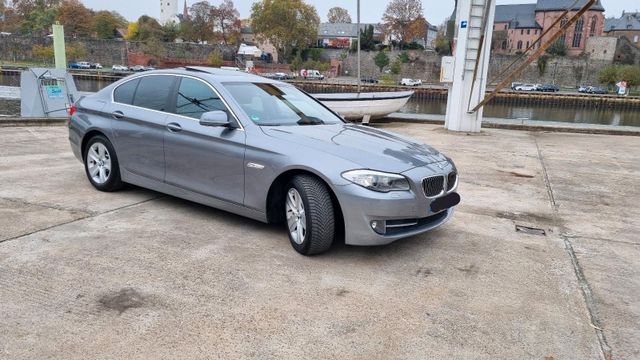 BMW 520D XENON NAVI   AHK  Auto mit viel E...