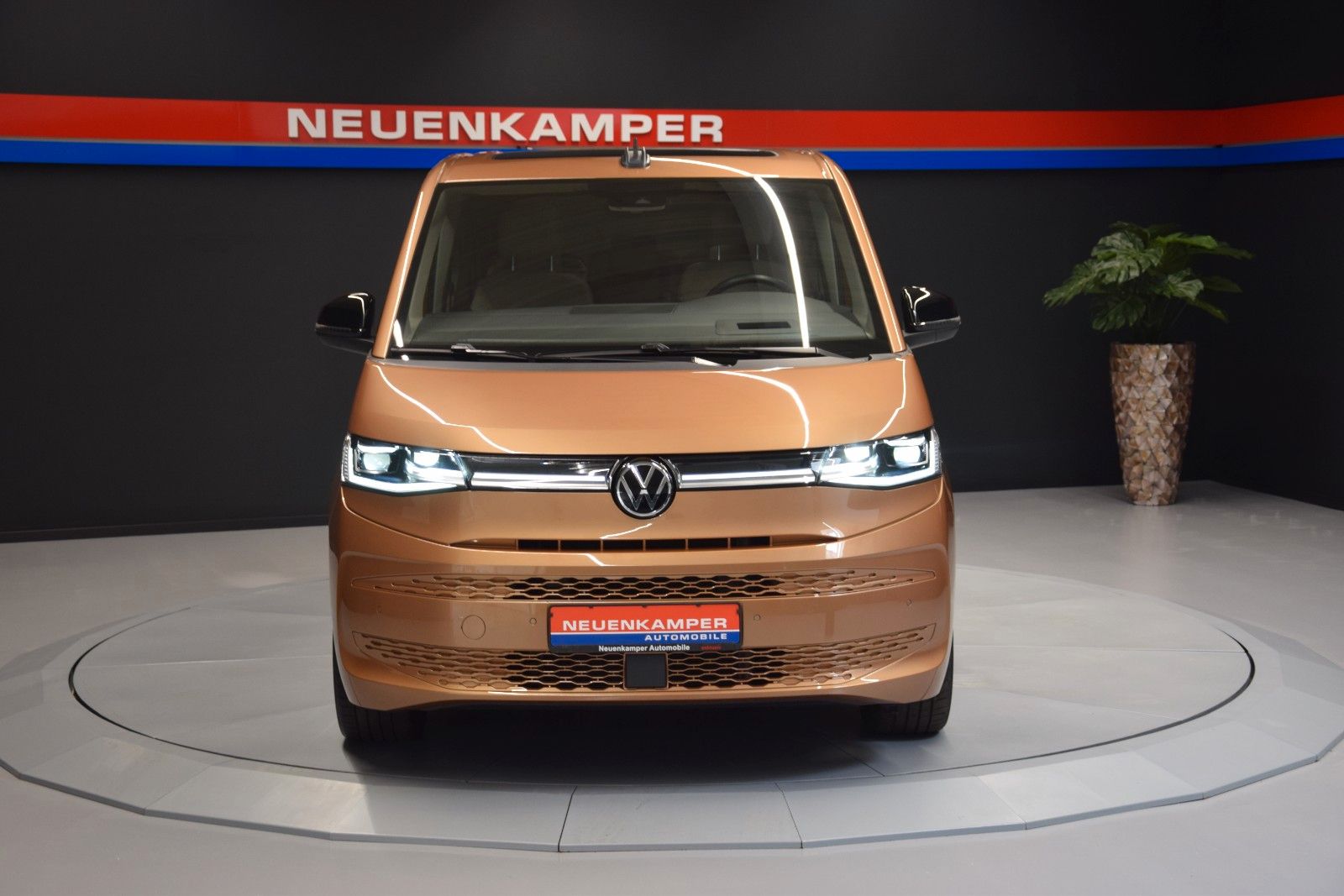 Fahrzeugabbildung Volkswagen T7 Multivan Style Pano HuD AHK vis-avis STHZ H&k