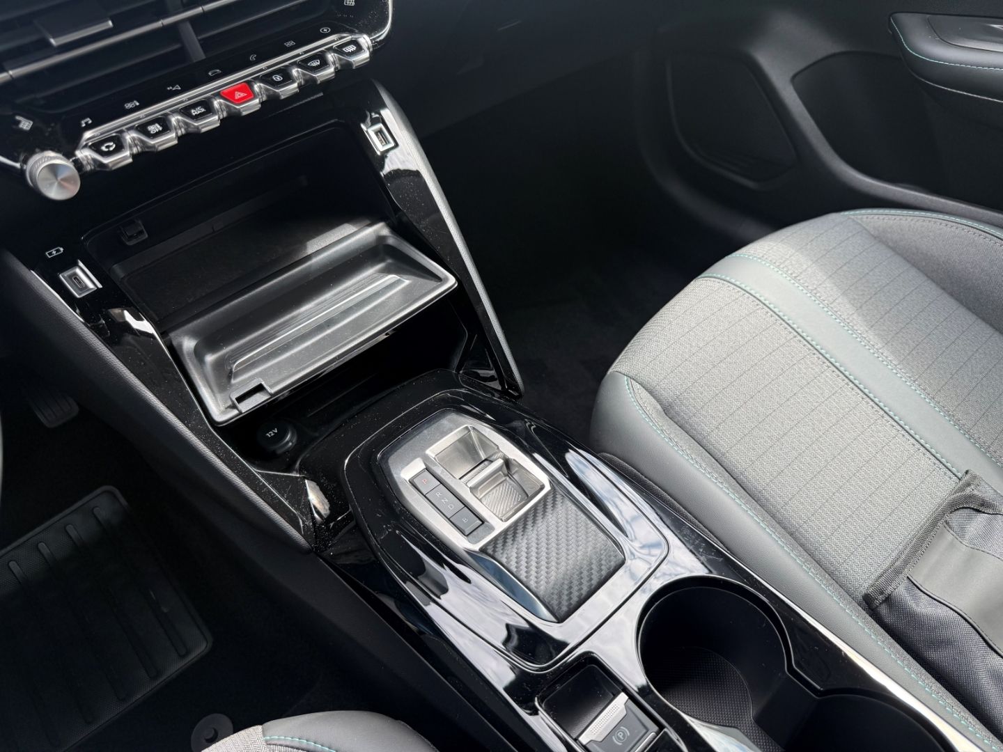 Fahrzeugabbildung Peugeot 208 -e Allure Pack SHZ+Kamera+11KW Schnelllader