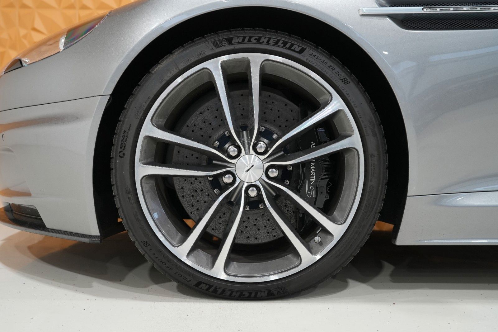 Fahrzeugabbildung Aston Martin DBS 6.0 Touchtronic V12 " Casino Royal " Carbon