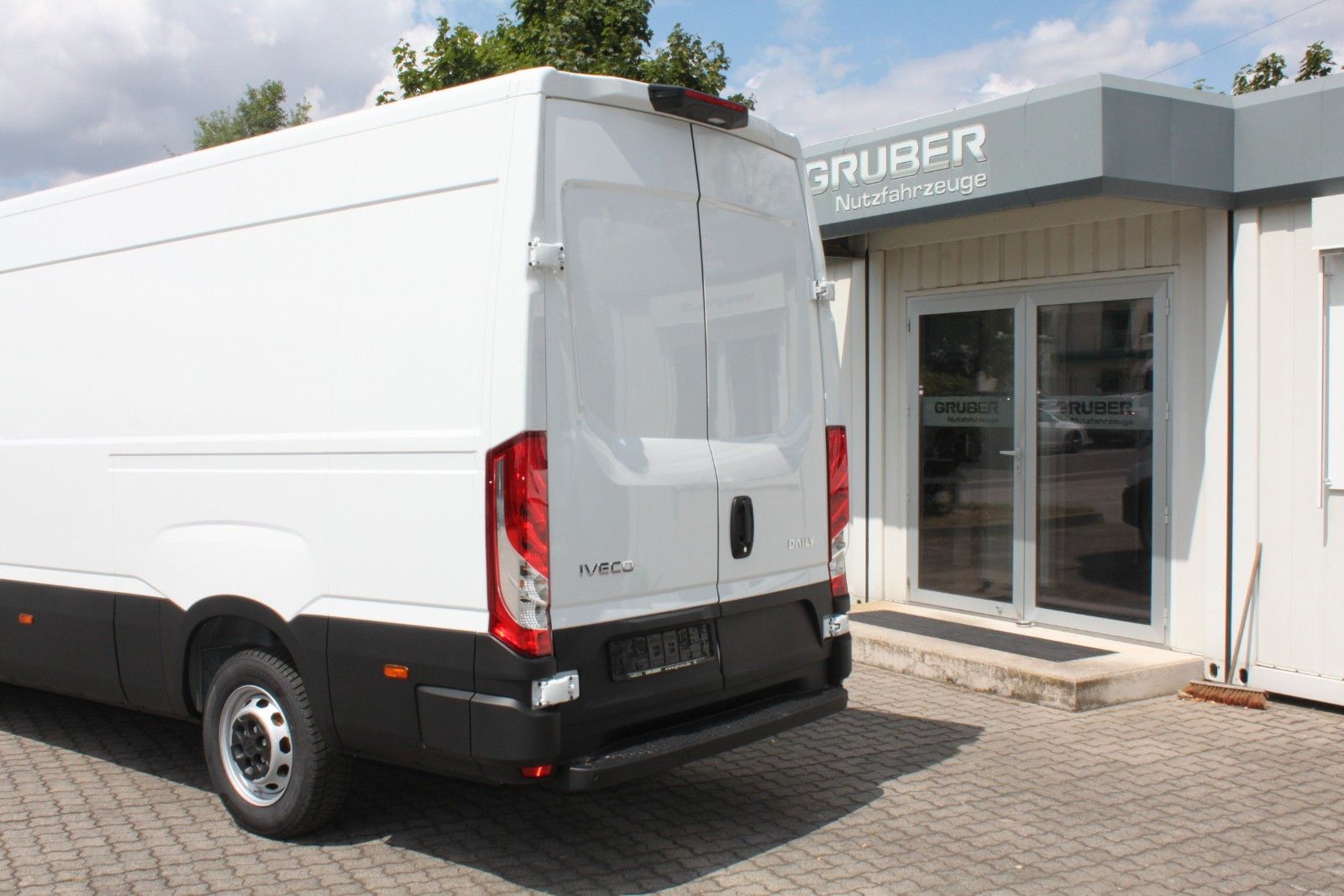 Fahrzeugabbildung Iveco Daily KaWa Aut. 3.0 D Holzb./Verkleidung/Airline