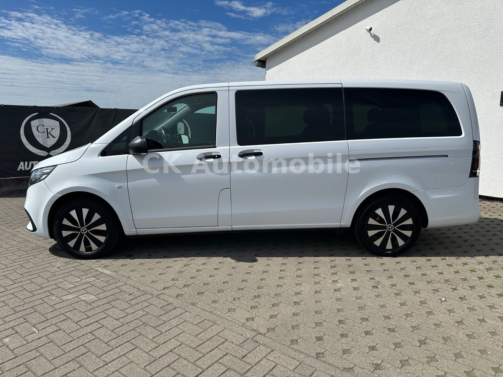 Fahrzeugabbildung Mercedes-Benz Vito Tourer 119 PRO lang/9 Sitze/Navi/LED/Kamera