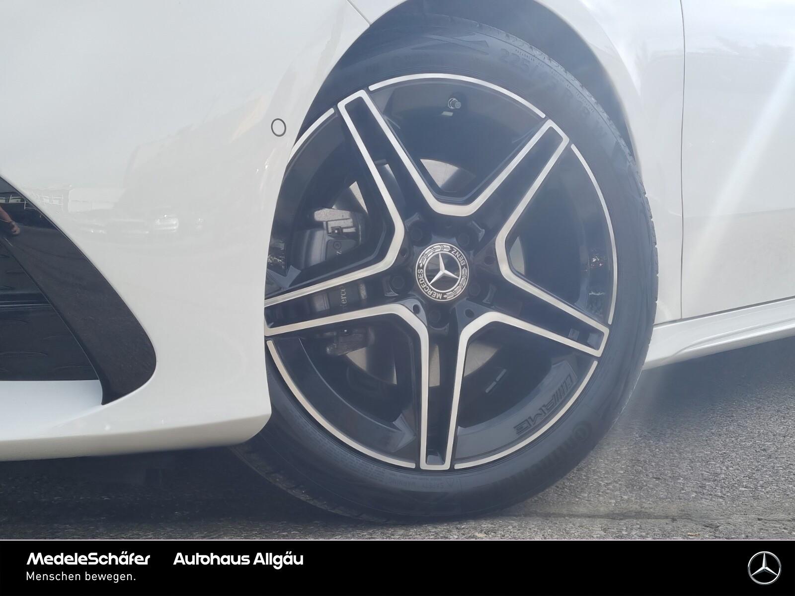 Mercedes-Benz A 180 AMG Night 18" Pano KeylessGO Soundsystem