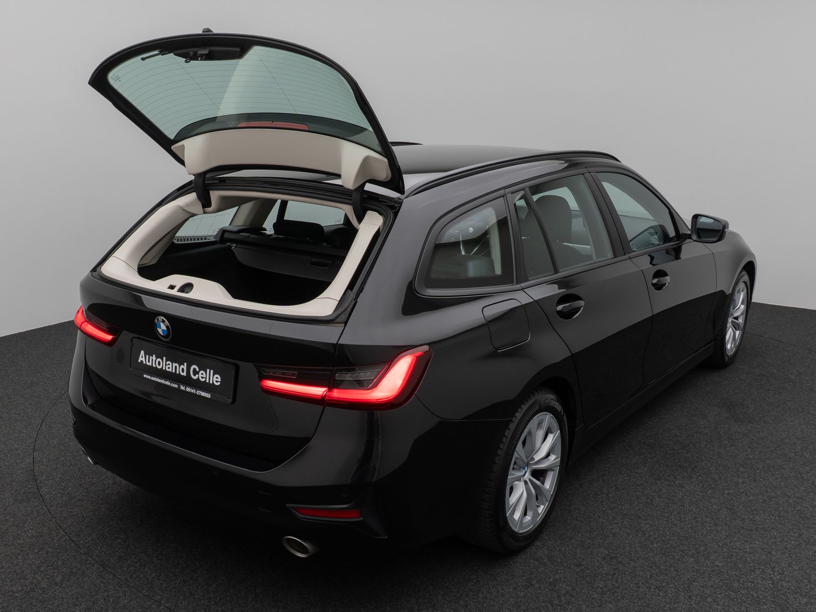 Fahrzeugabbildung BMW 330i HUD DAB CockPitPro DrivAssist PDC LED Alarm