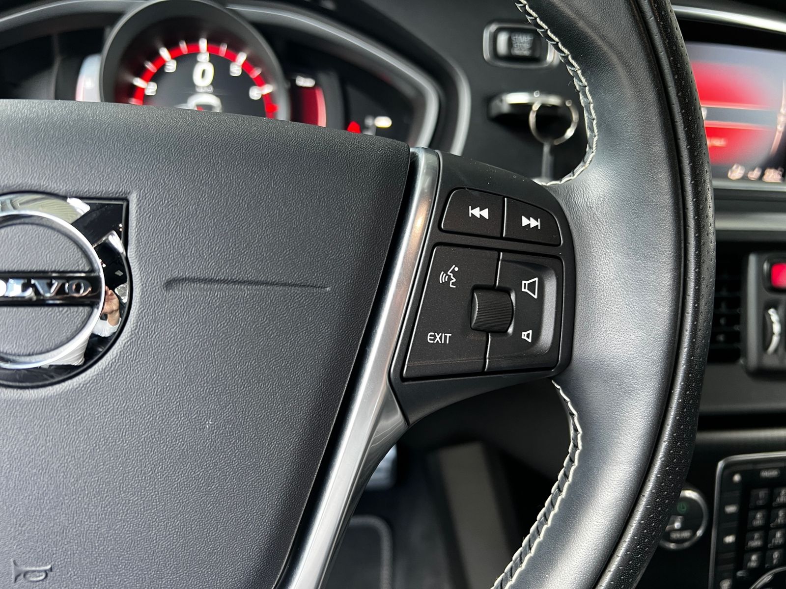 Fahrzeugabbildung Volvo V40 T3 R-Design RFK LED NAVI