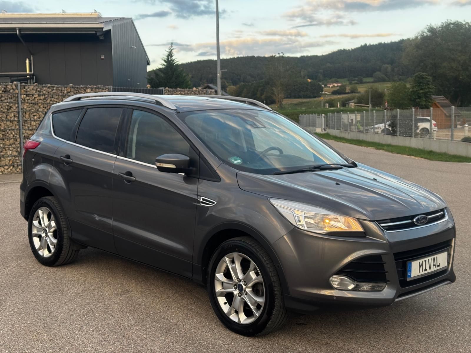 Ford Ford Kuga 2.0/Titanium/Sportsitze/PDC/TÜV/Service
