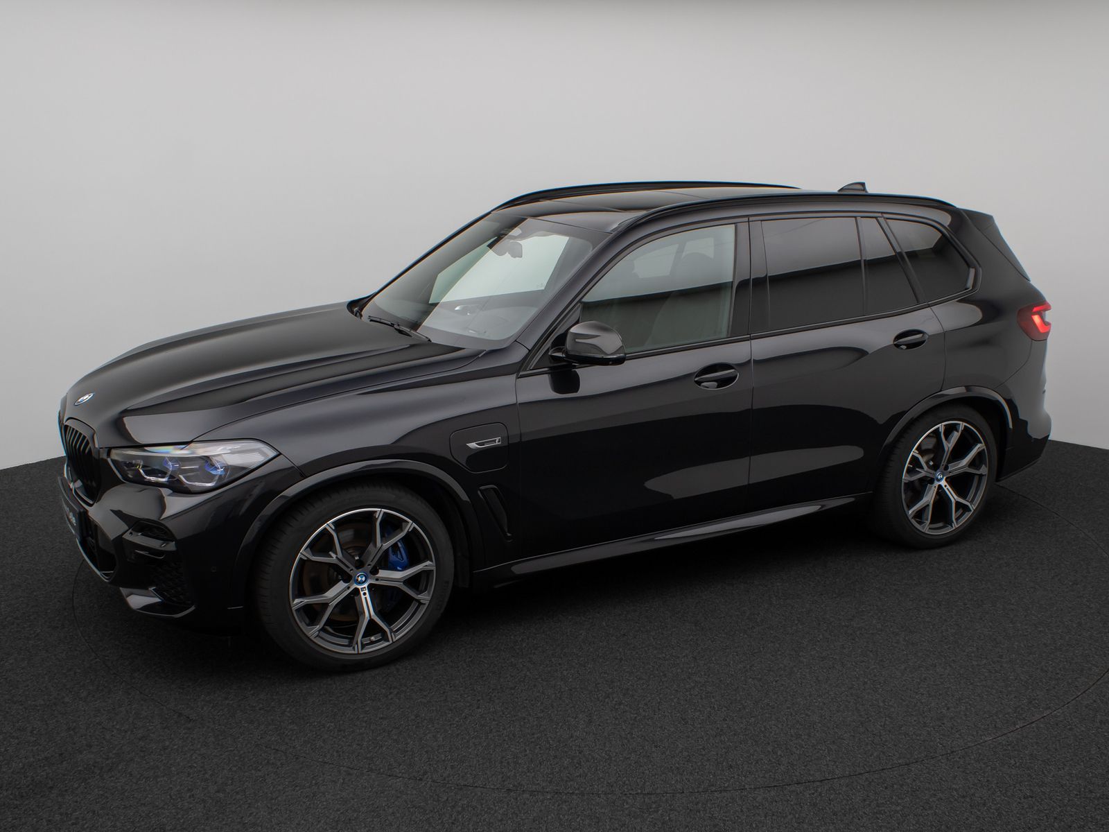 Fahrzeugabbildung BMW X5 xD45e M Sport Panorama Laser 360°HUD DAB B&W