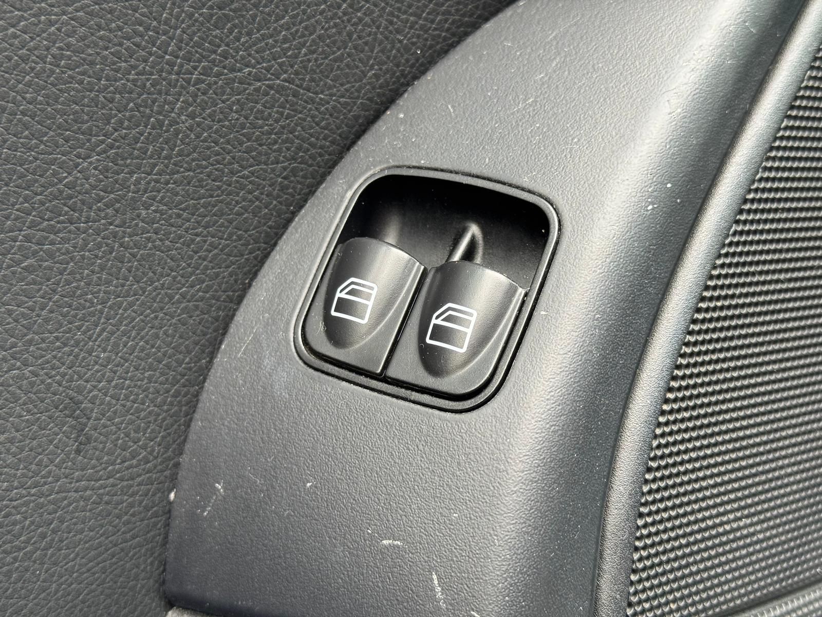 Fahrzeugabbildung Mercedes-Benz C 160 1.8 AUTOMATIK/SITZHZG/PDC/SCHECKHEFT/KLIMA