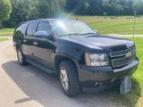 Chevrolet Suburban - Chevrolet Suburban mit Benzin-Antrieb: Geländewagen